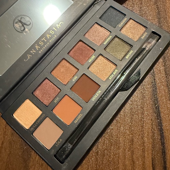 Anastasia Beverly Hills Master Palette by Mario in Black and Gold - Picture 2 of 4